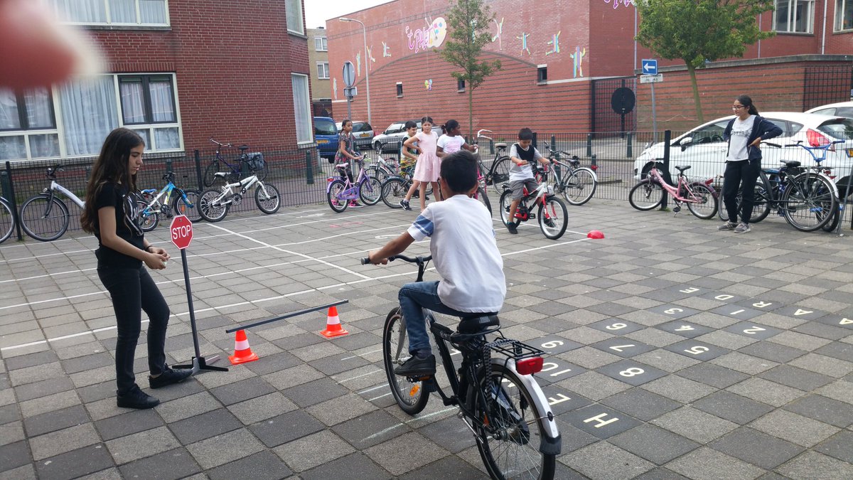 Fietslessen in groep 5. Met hulp van groep 8 en ouders. Samen school zijn!