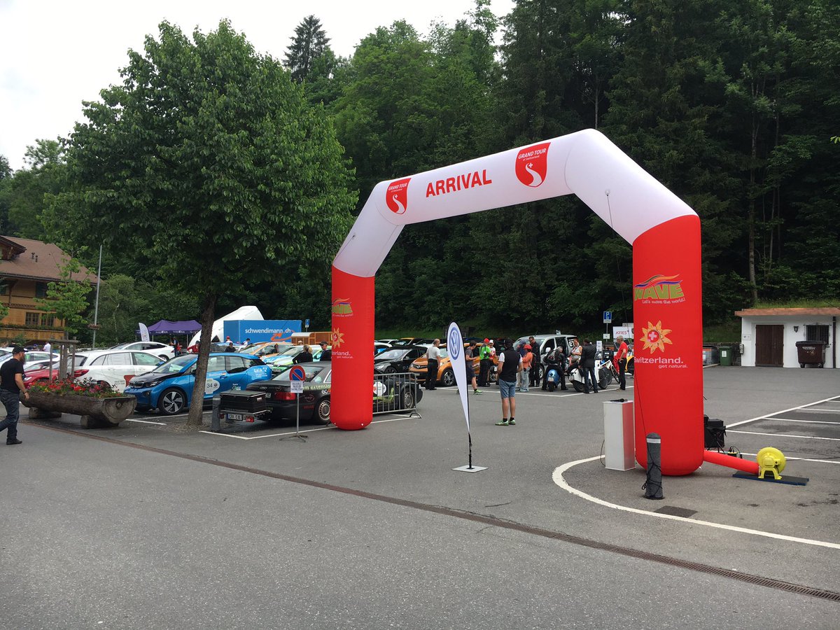 auto_swiss's tweet photo. Die #WAVE2017 zu Gast in #Gstaad. E-Mobil-Rallye auf der Durchreise nach #Thun und @myinterlaken. @wavetrophy #Elektromobilität https://t.co/82MsHZXbid