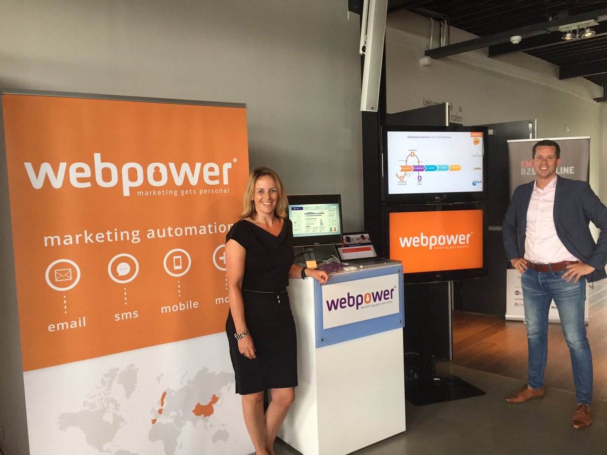 Gerda en Dennis vertellen bezoekers over marketing automation en geven een passende gadget mee... #emerce #klantreis #b2b #online Inn Style