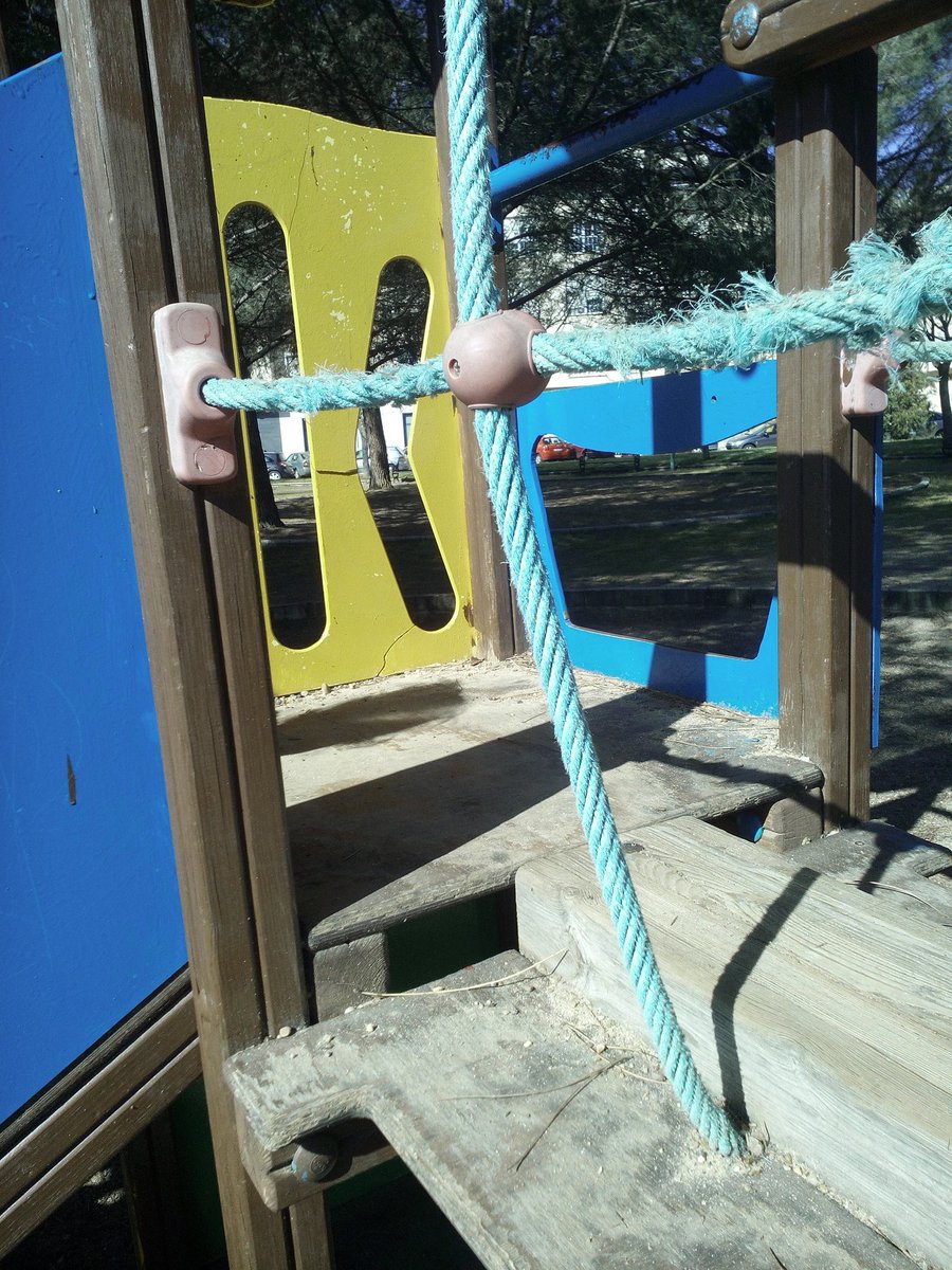 Inma_cs's tweet photo. @fatyfato @BadajozQuejas Totalmente de acuerdo,pero aparte de las pintadas,están las escaleras de madera rotas,las cuerdas deshilachadas...dejadez total del ayto. https://t.co/XrLYIPE7J1