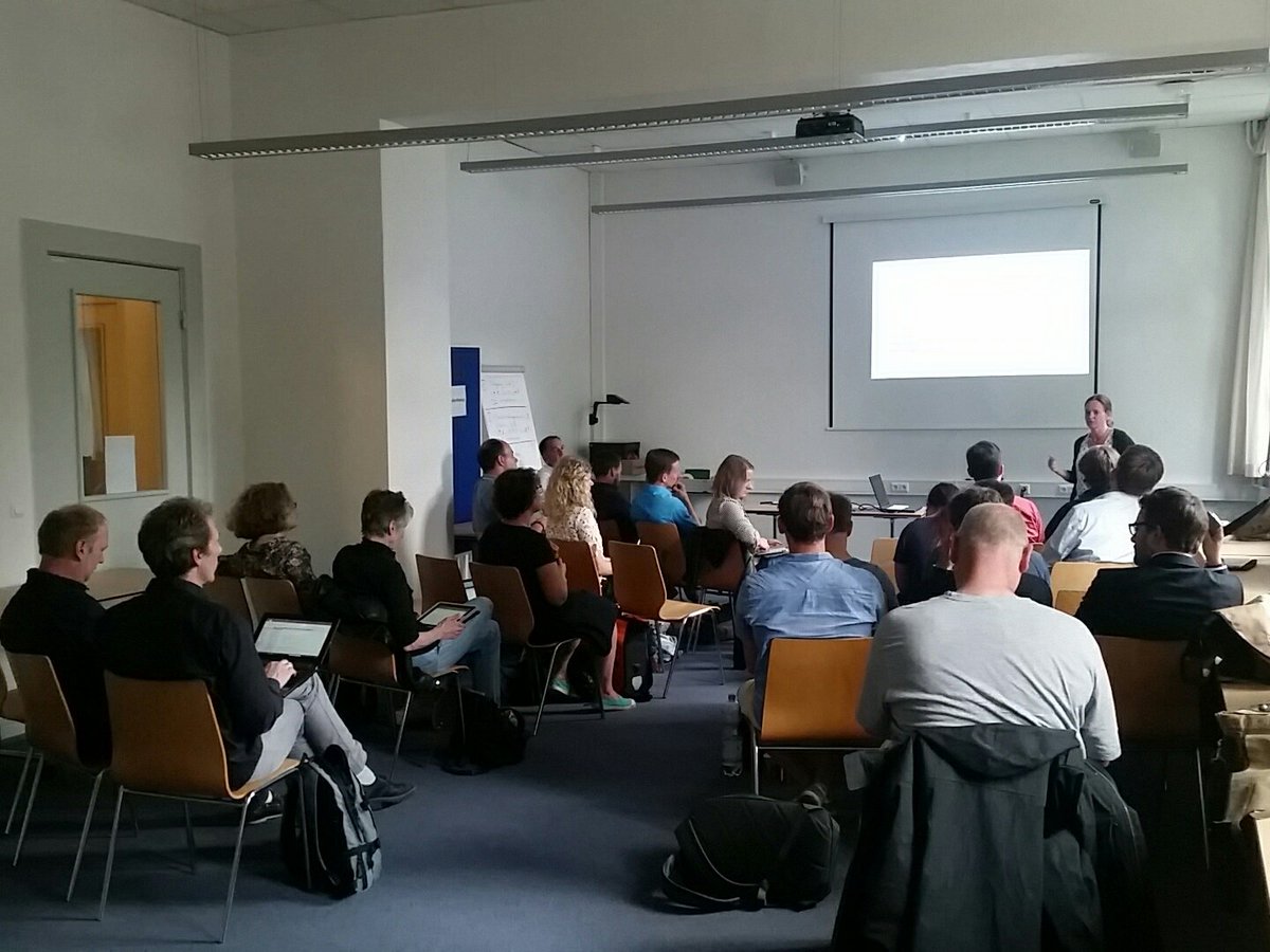 michabusch007's tweet image. Trotz Sommerwetter volles Haus beim #MedienMeetup #digihh