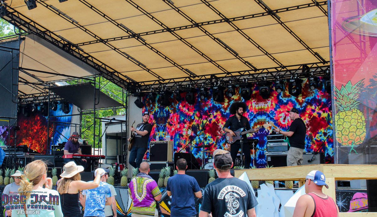 215musicNet's tweet photo. .@WildAdriatic rocking out at @DiscJamFestival
6/10/2017 - Stephentown, NY
#DiscJam2017 https://t.co/SxFmxPaonM
