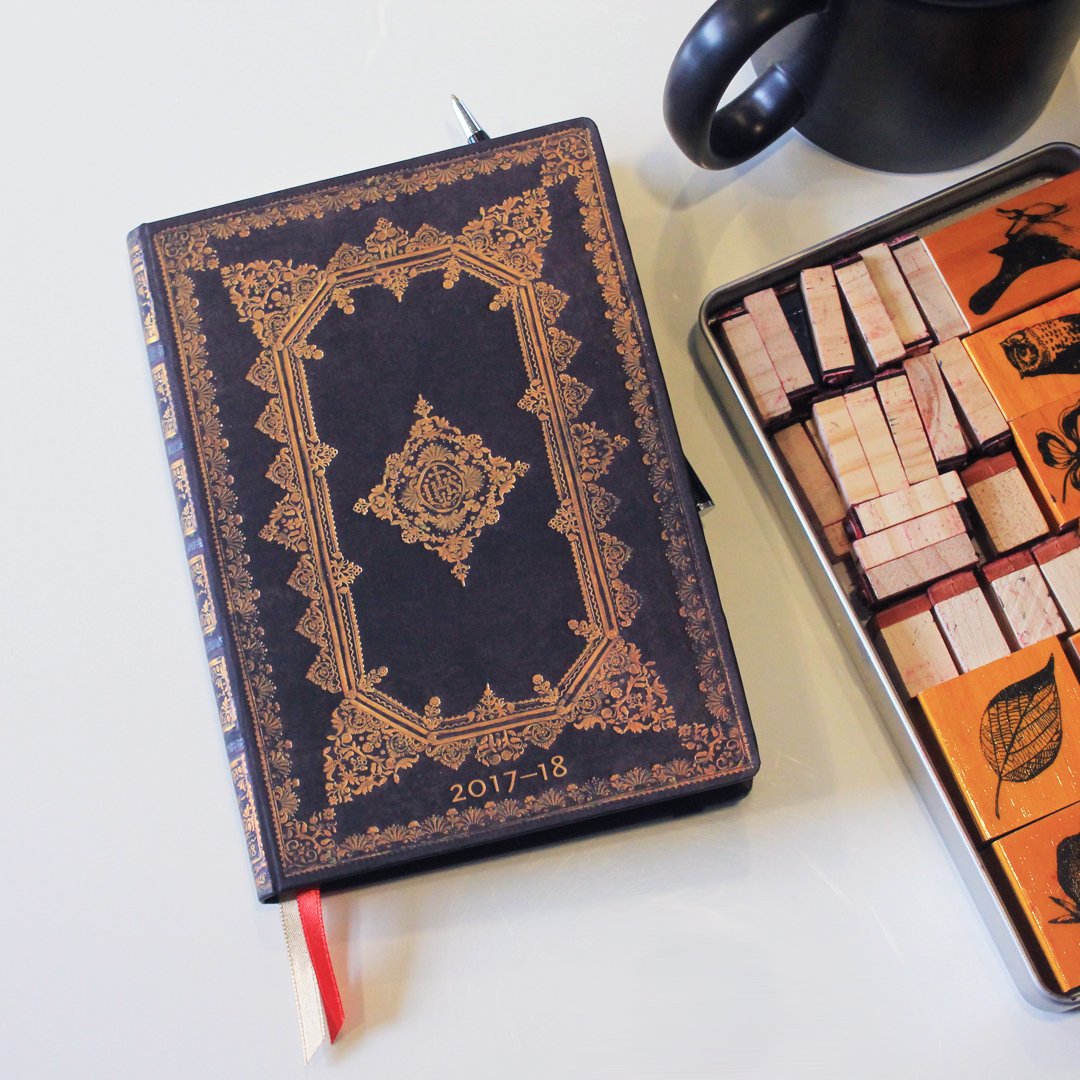 paperblanks's tweet photo. What kind of pen do you prefer to use with your planner? #18MonthPlanner https://t.co/8jPhIX10Jo