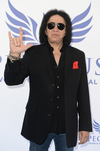620wtmj's tweet image. .@janematenaer&apos;s #FunBlog - Gene Simmons wants to trademark the #RockOn gesture on.wtmj.com/2rzVslJ