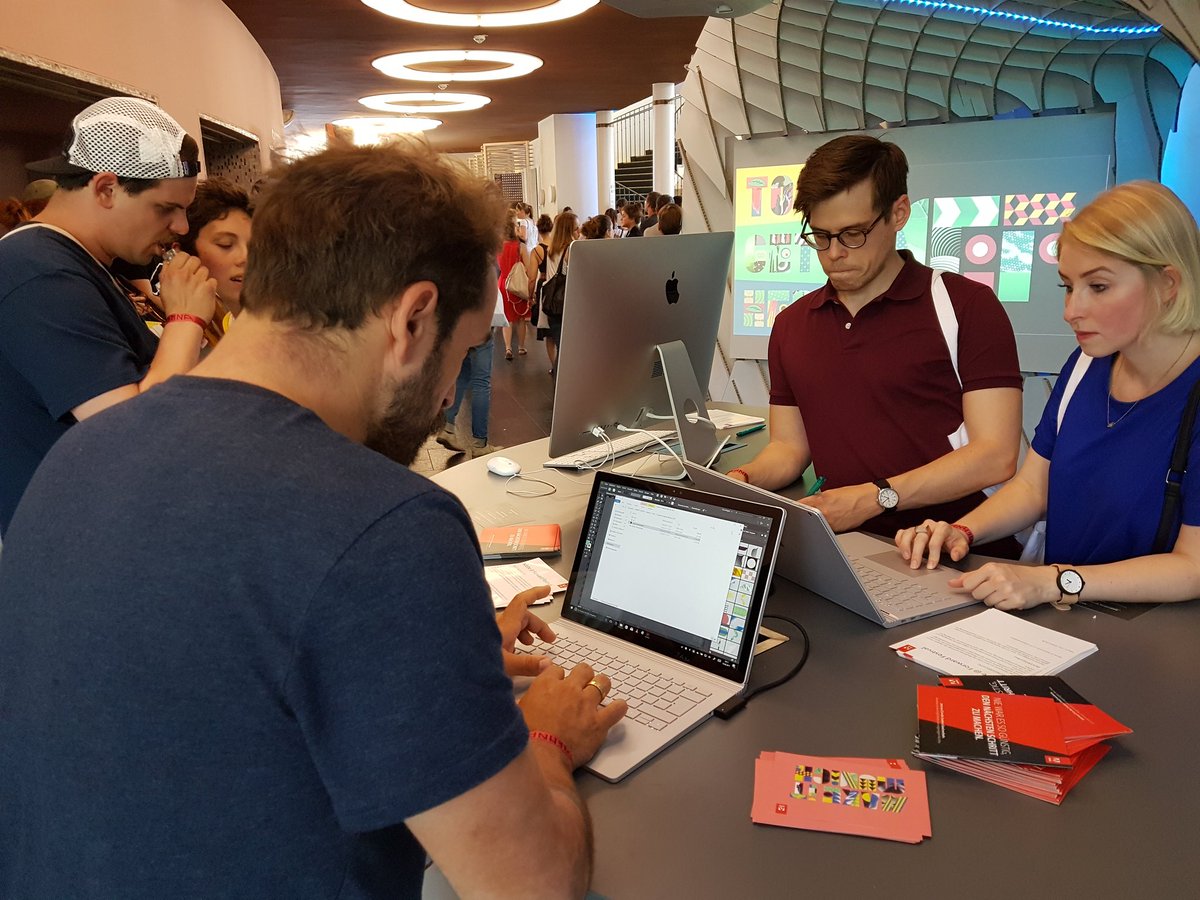 AdobeDACH's tweet photo. Einiges los hier: In der #MakeItArea seht ihr, was man alles mit Birgits &amp; Daniels #ModularLettering Buchstaben machen kann! #ForwardxAdobe https://t.co/S0I00GNd8D