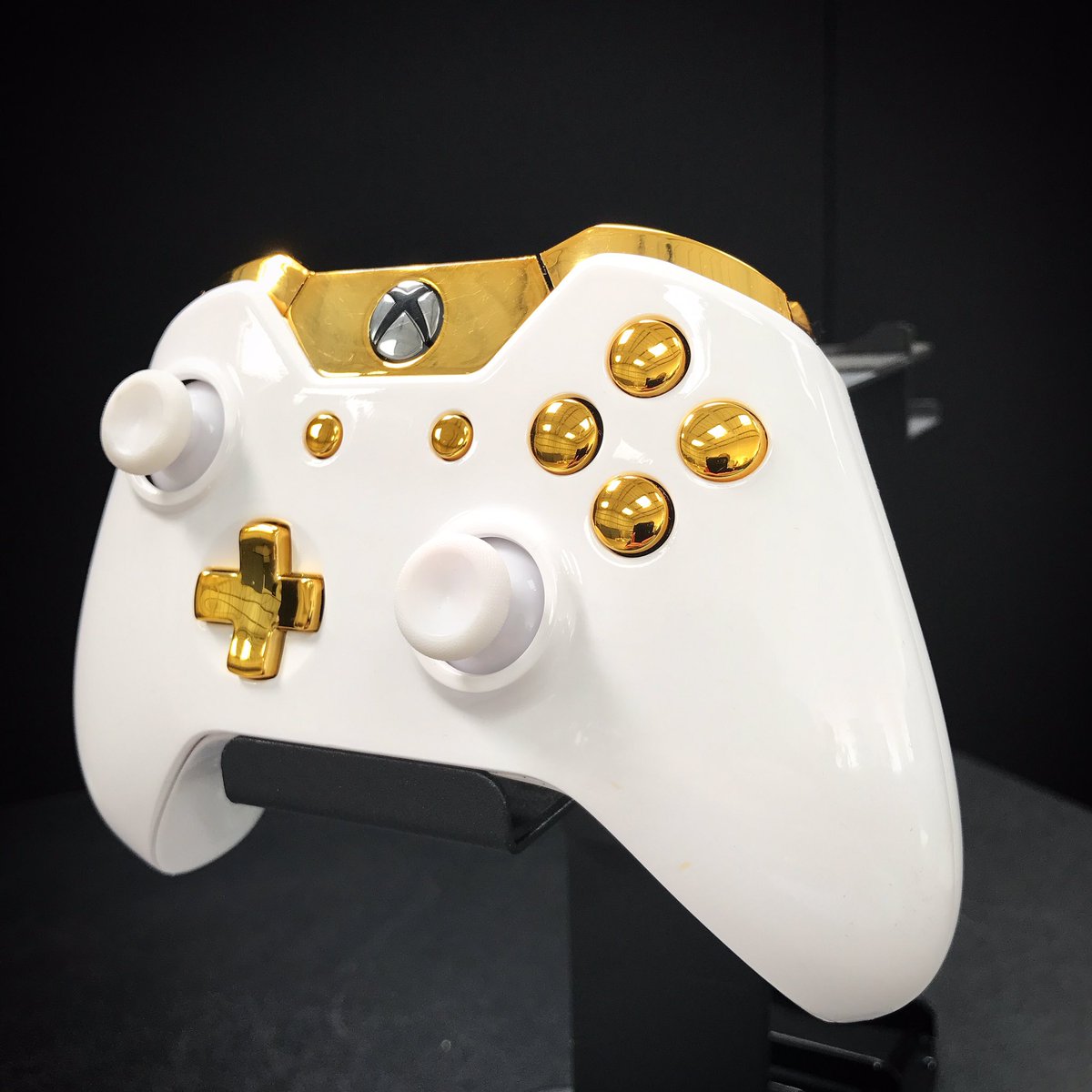 XRockerGaming's tweet photo. Piano White & Gold Edition ๐๐ฎ๐ฅ #CControllersUK #XboxOne https://t.co/TmiQMbMNzr
