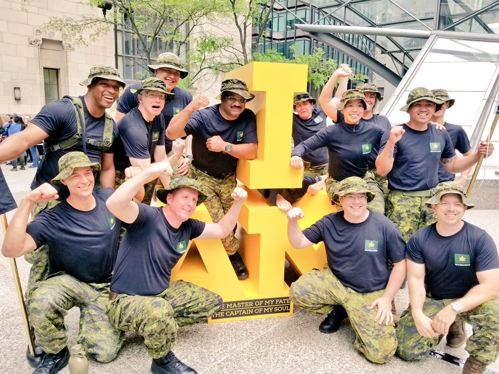 InvictusGames25's tweet photo. Les invités arrivent à l’événement de mise en vente des billets à Commerce Court @TorontoComms! Joignez-vous à nous https://t.co/xZ07mQMh9A https://t.co/VrtTVs0ukv