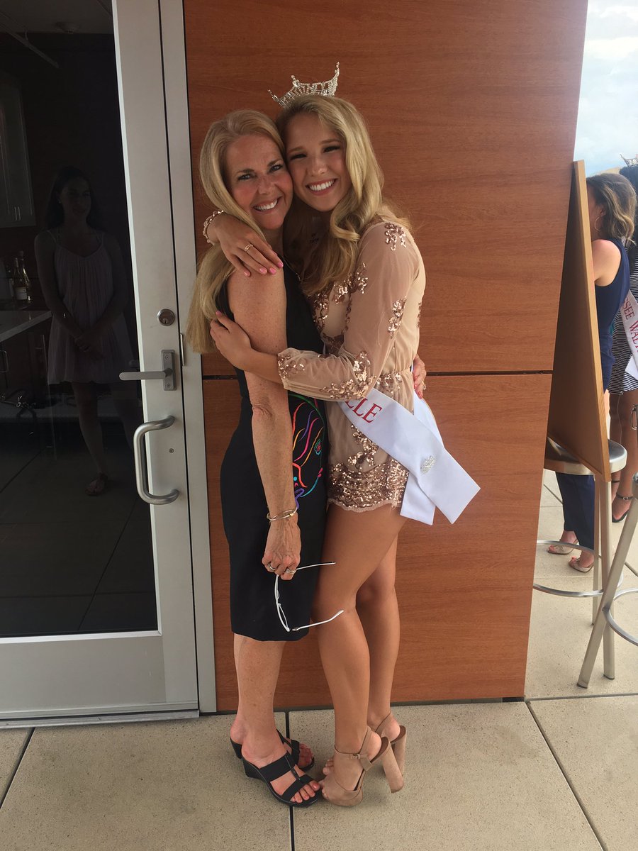 It's #ThankfulThursday and I COULD NOT be more thankful for my amazing parents. Love these people so much💖 #MissKnoxville #10ForTheWin