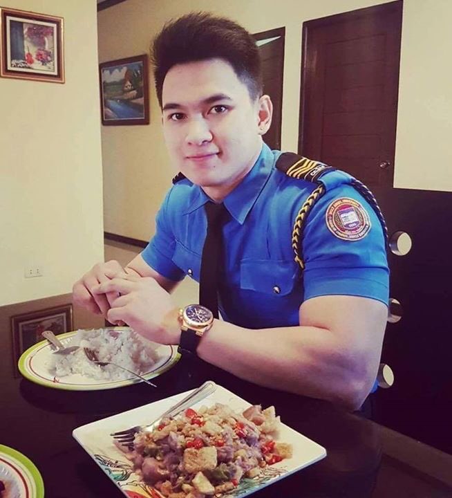 BitchNBeyond's tweet photo. Ako po ay isang criminal! Gusto ko makulong sa pampanga pero dapat sya ang huhuli sakin! Kuya Rhedz Christian Guarin hulihin mo ako please! https://t.co/Lk3qbKGeY0