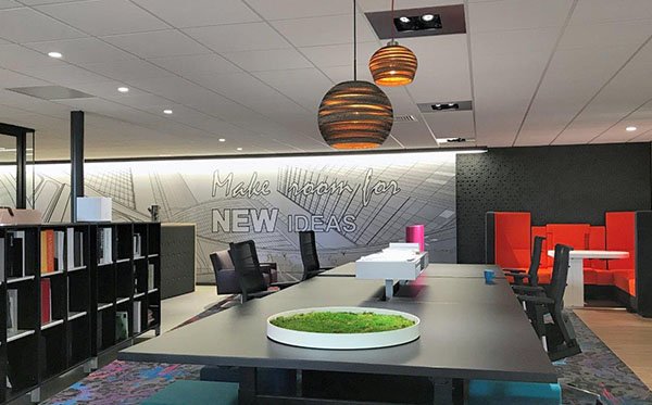 Creëer een andere beleving door indoor sign doeken. #showroom #reclame #sign #interieurontwerp