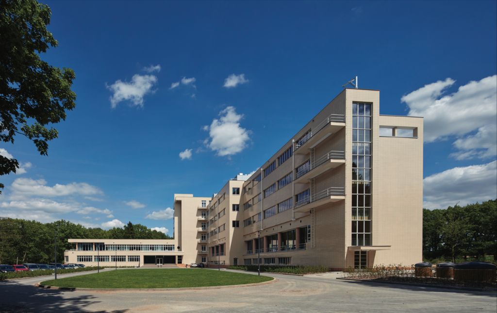 See2Do's tweet photo. Beschermd sanatorium omgevormd tot modern woonzorgcomplex #transformatie
 https://t.co/NI2db4rNsQ https://t.co/IdDnzPQV9L