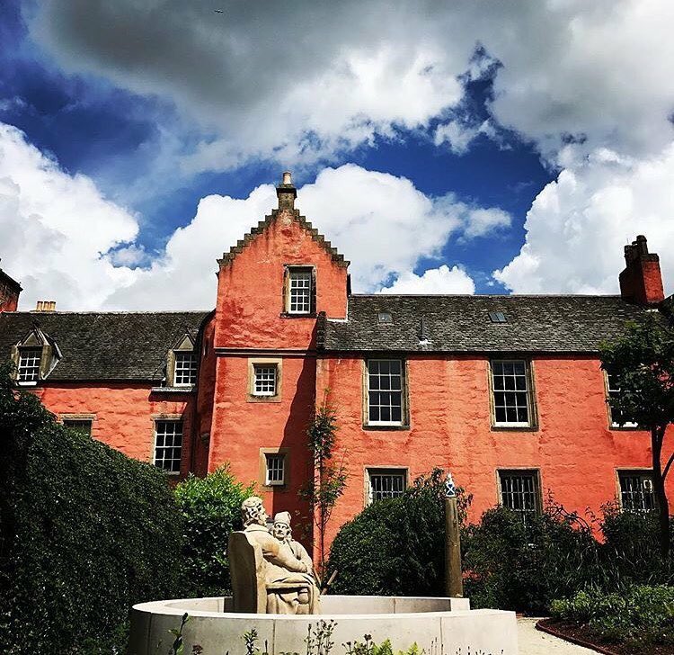 LoveDunfermline's tweet photo. #Beautiful #Historic #Heritage in the shape of #AbbotHouse #Dunfermline - from the gardens at @ONatDCLG - Photo @Hopesalon @oldtownbarbers https://t.co/qjb0vT750l