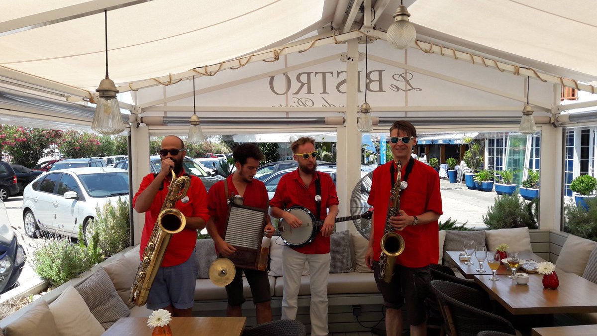 recymet's tweet photo. Música de la buena en el punto de encuentro de #RecymetSystems, Sitges, #CongresoFER https://t.co/Efd67rFLED