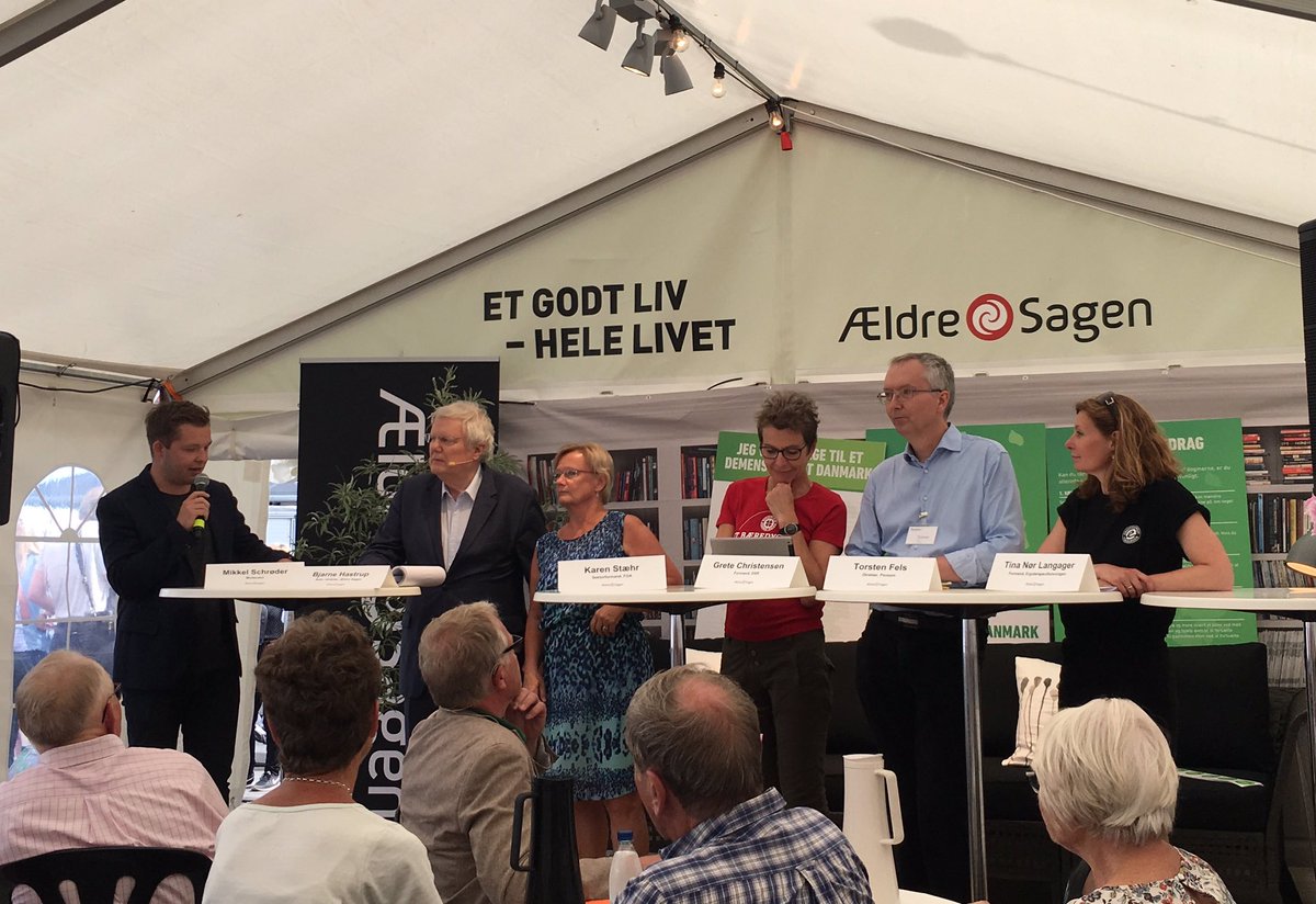 Sygeplejeraadet's tweet photo. Hvordan skaber vi et demensvenligt DK? Debatten er i gang på #fmdk med @GreteGc, @KarenFoa, @TinaLangager og @aeldresagen https://t.co/Qy94PZoTjK
