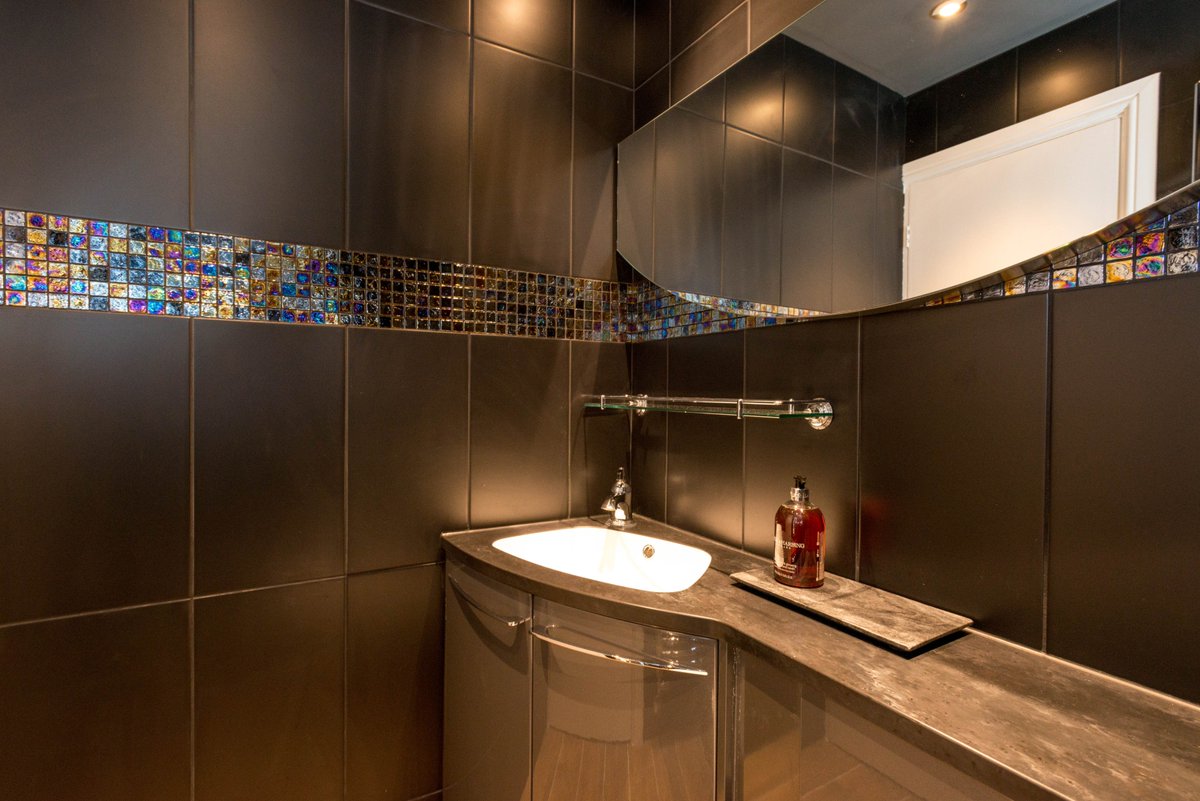 TheBathroomShop's tweet photo. Another recent installation of ours, for an en suite in #kent. The black definitely divides opinion...thoughts #1pmlunch? #clientlovedit https://t.co/9PZmxPppAy