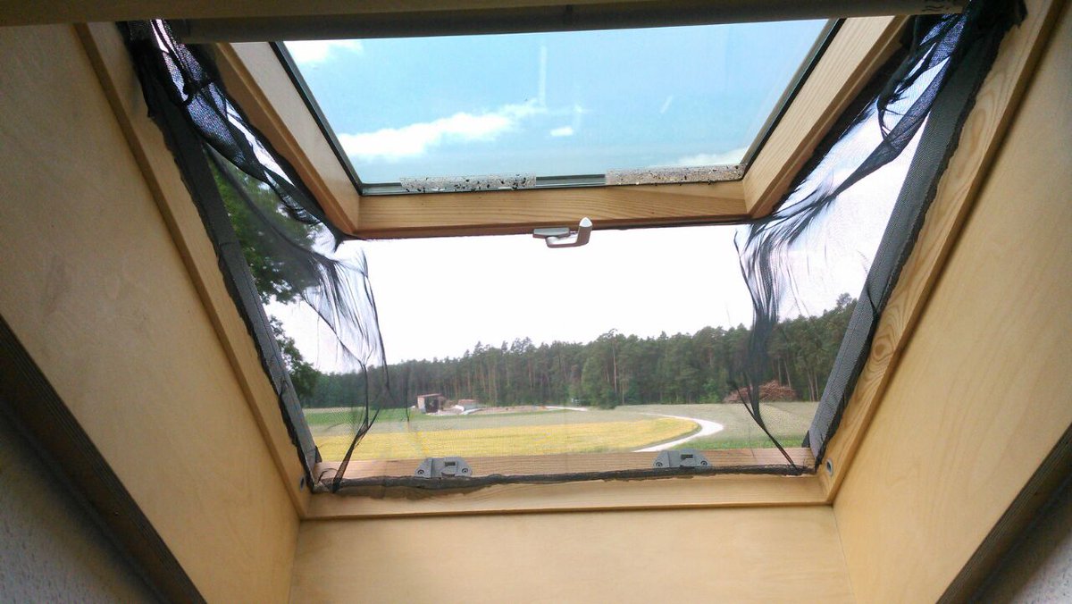 DerTomatenMark's tweet photo. #Dachfenster, und keine Idee wie ihr die #Mücken raus haltet? https://t.co/vMxldIran4  Fragt den @DerTomatenMark :-) https://t.co/yK7kbSRH26