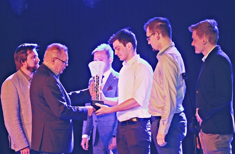 Konkurs na #biznesplan Jaskółki Przedsiębiorczości wygrali autorzy platformy monitorującej pasiekę pszczelarską – SMARTULA. Wszyscy z WETI!