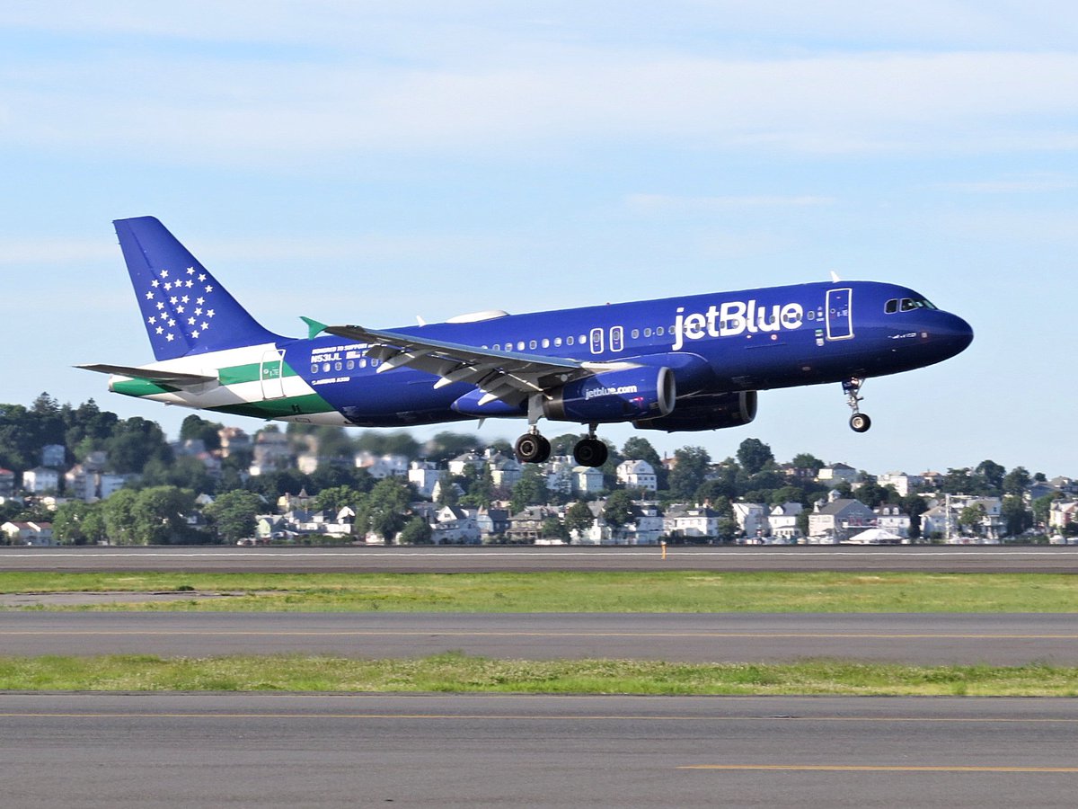 maxpower33's tweet photo. #jetblue NYPD livery #Bluefinest visiting BOS yesterday @AirbusInTheUS @NYPDnews @GoodNewsCops #NYPD https://t.co/opMsb8LP56