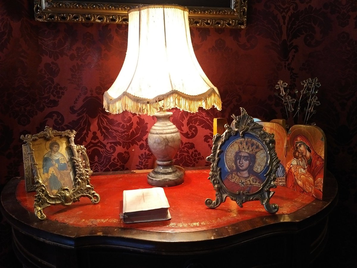 josephine_dash's tweet photo. It's early in the year of 1917 in #thedacha and the icons are still proudly on display #revolution17 https://t.co/n1FEKoXGjS https://t.co/RpzfWHqPPv