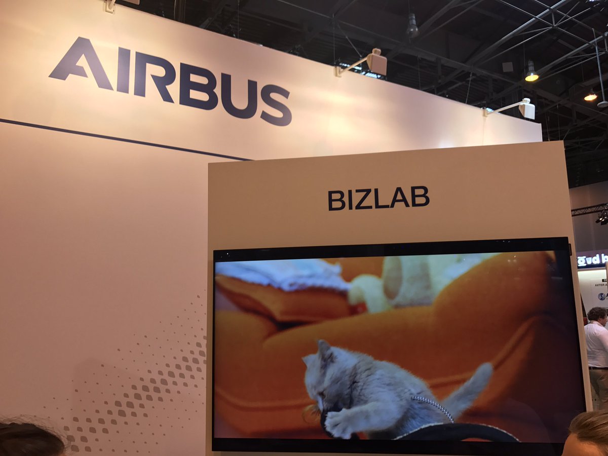 francoisgarcia's tweet image. Airbus #bizlab @airbusbizlab showing Nice vidéos @VivaTech poke @XPRIME @Benjgr