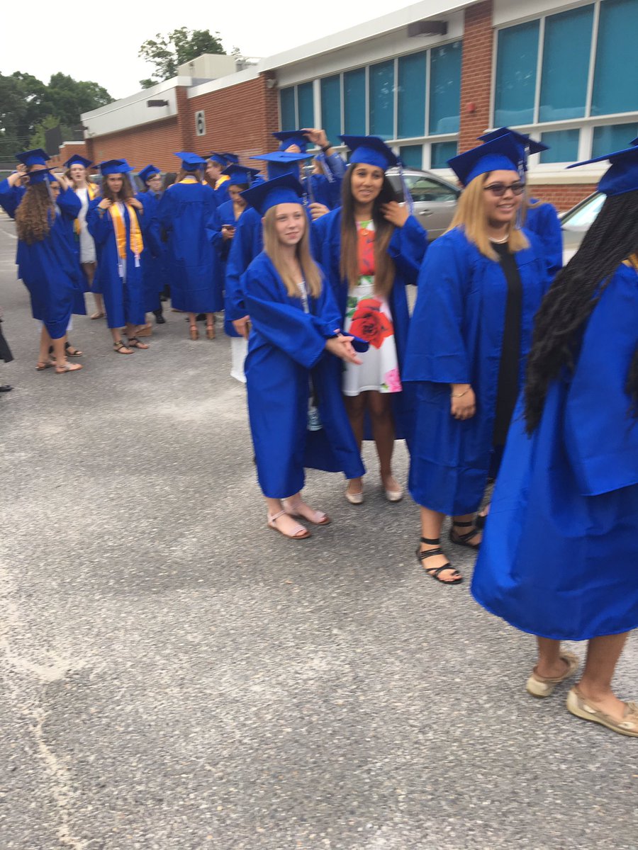ffxhsprincipal's tweet photo. Senior walk is beginning at @Lanier_MS ! @2017Fairfax #fhsproud https://t.co/sa9FVLeP1r