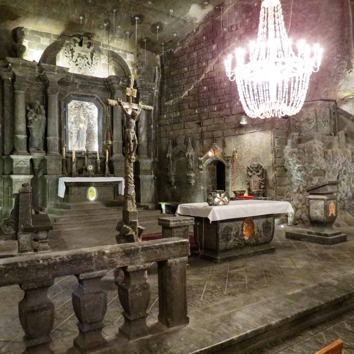 TimAlwaysTravel's tweet photo. Chapel in the #Wieliczka salt mine #Poland is carved from salt - floor tiles to crystals in the chandelier #travelwows #tripcountdown day 65 https://t.co/GyQ9rYCEcS