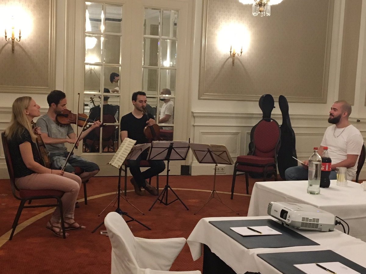 <a href="/AristosQuartet/">Aristos Quartet</a> en @stadsdichter010 repeteren voor Eyes&amp;Ears. Unieke voorstelling morgen 1x te zien in @museumbaz <a href="/FestivalClassiq/">Festival Classique</a> boek nu!