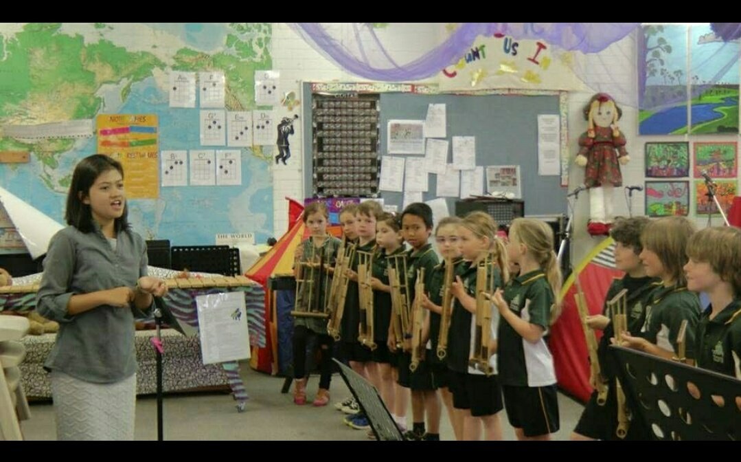 Suasana kelas Music Department saat saya mengajarkan #angklung pada siswa Margaret River Primary School, Western Australia #aksi4diaspora