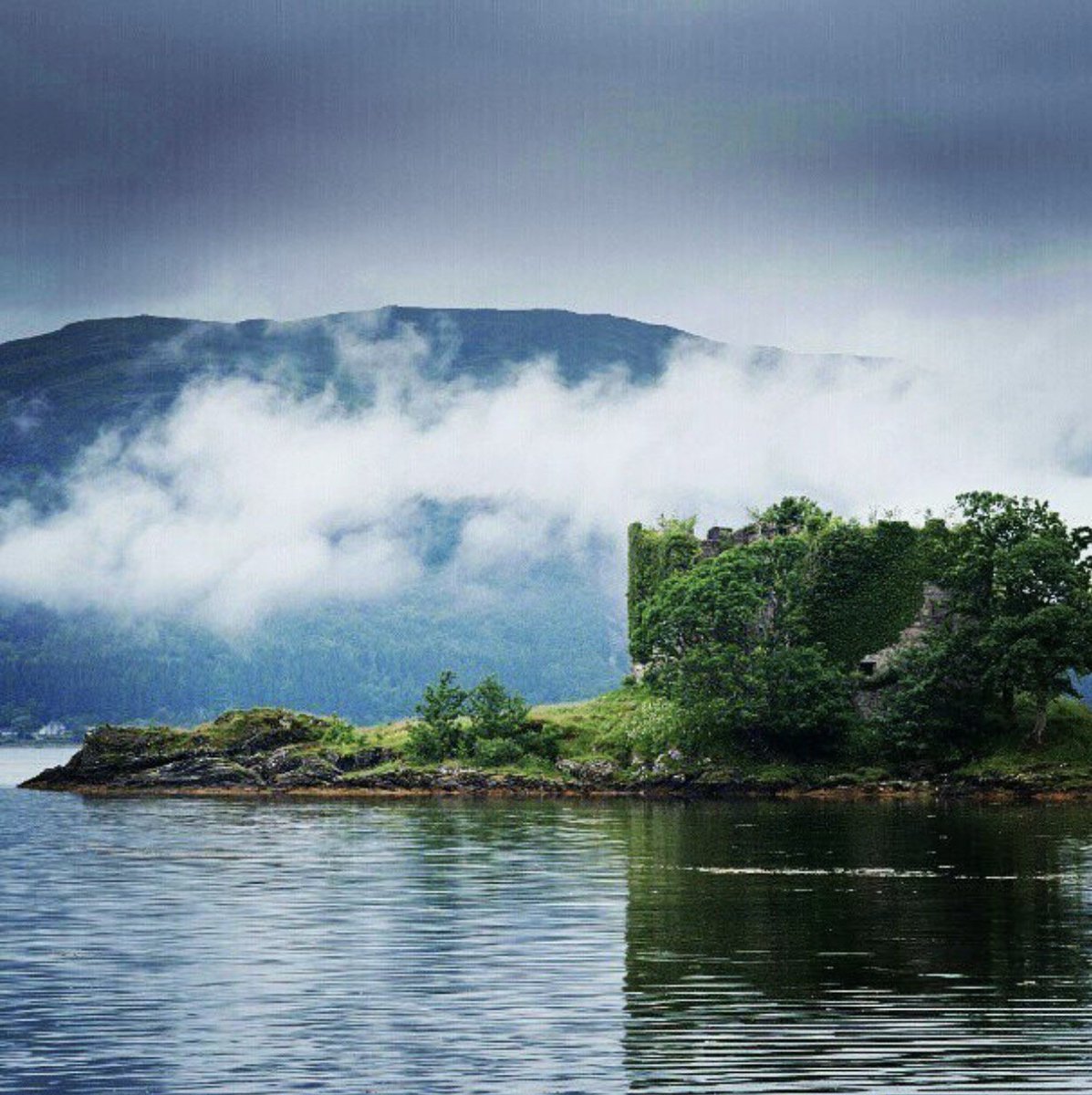 Today is #naturephotographyday and we had to share this pic of <a href="/LoveOurCastle/">Old Castle Lachlan</a> with low flying clouds👍 #castles #Argyll #LochFyne #Scotland