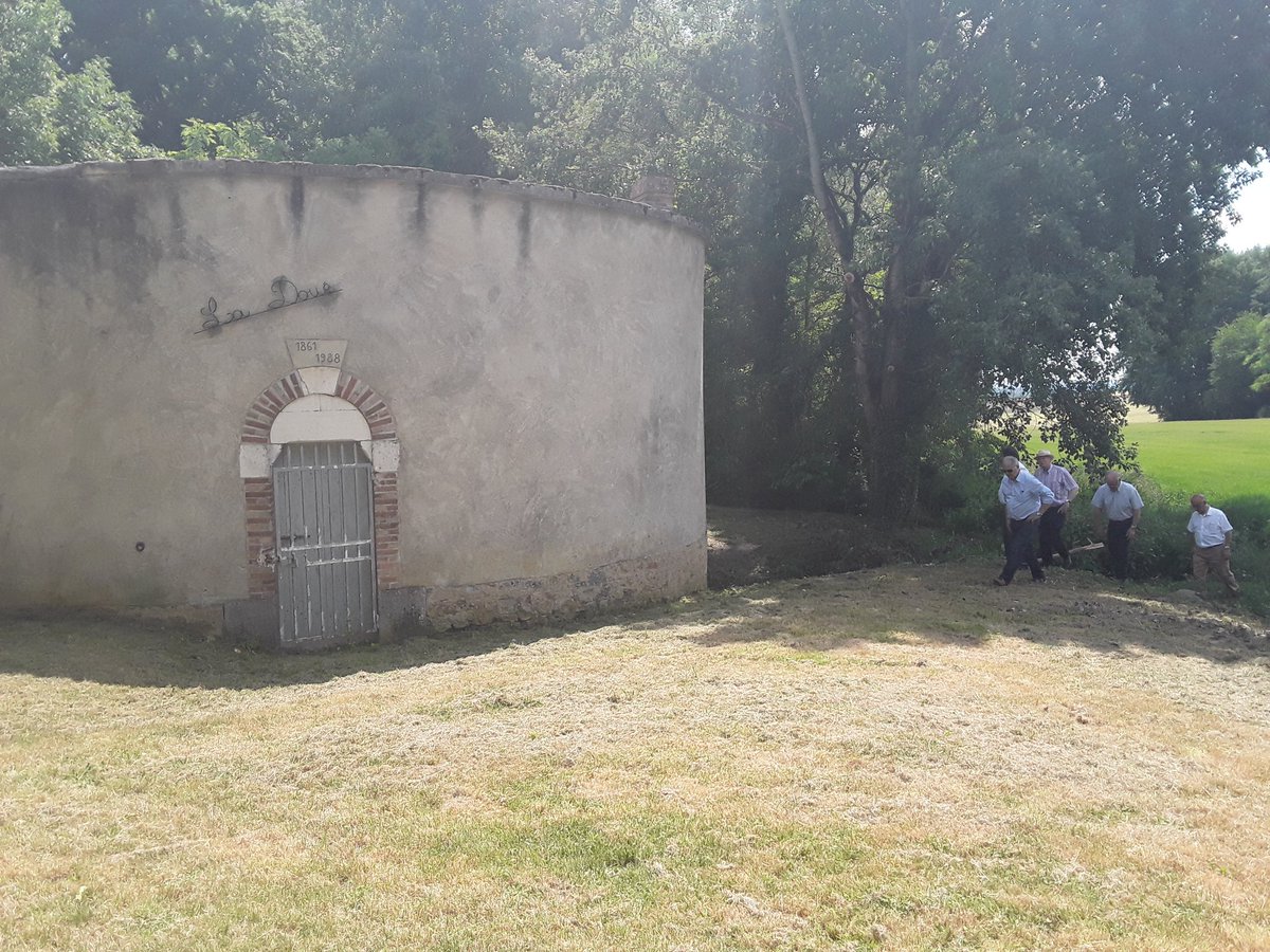 JYCaullet_2017's tweet photo. Au lavoir du Mont-Saint-Sulpice avec Monsieur le Maire Jacky Jussot, bientôt rénové en partie grâce au soutien de la réserve parlementaire. https://t.co/J9T6SIB3KZ