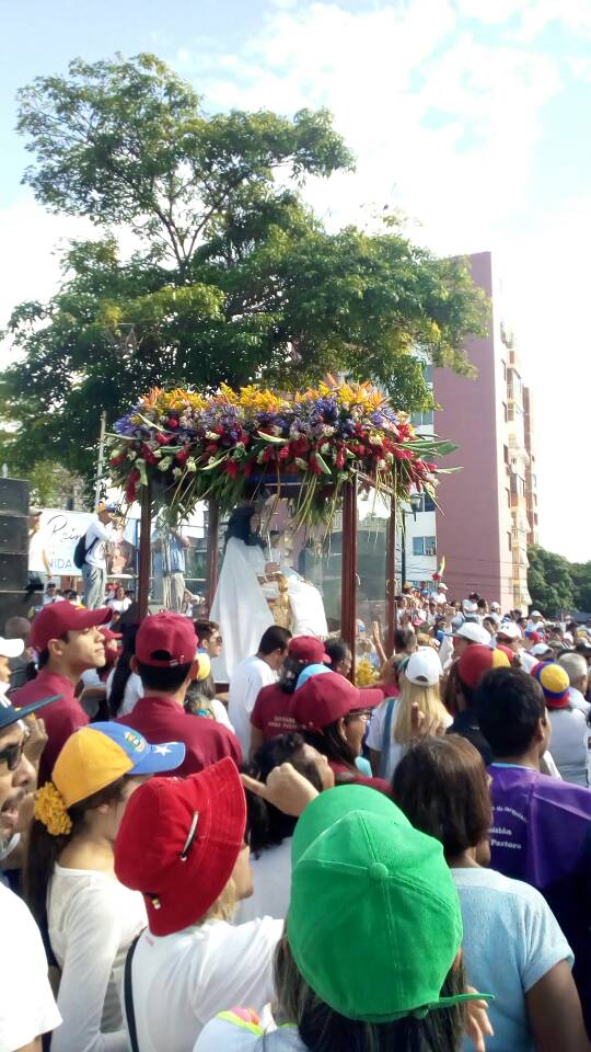 elcardenalradio's tweet photo. #Ahora 9:06 AM, Ya salio la Divina Pastora en procesión hasta las Catedral metropolitana de #Brqt #15Jun #Lara #DivinaPastoraPorVenezuela https://t.co/RmE4x7bPPS