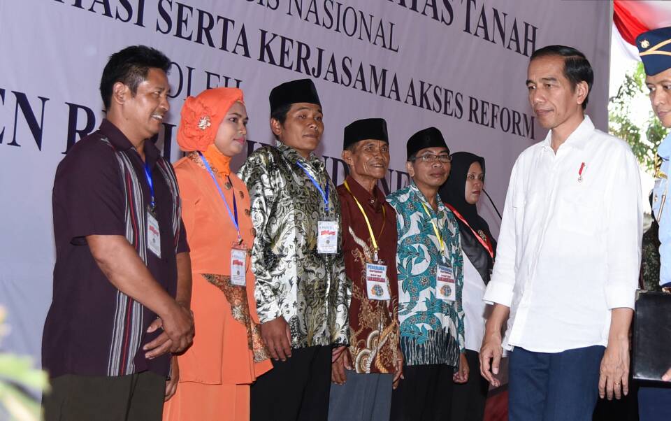 Serahkan 2.500 Sertifikat Kepada Warga Jateng, Presiden <a href="/jokowi/">Joko Widodo</a> : Hati-Hati Kalau Mau 'Disekolahkan' <a href="/atr_bpn/">Kementerian ATR/BPN</a> setkab.go.id/serahkan-2-500…