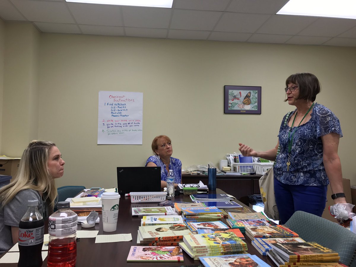 LynetteCornell1's tweet photo. KSAT SSI Instructional Coaches conferring with Reading Teachers! @BooksNhand #ksat2017 #ilearneditatSSI https://t.co/gBbE6s8plU
