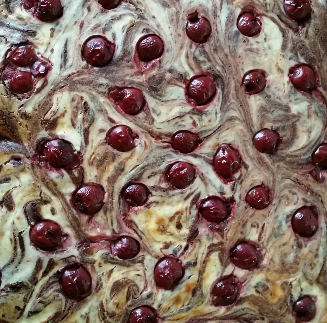MiniBackmonster's tweet image. Cheescake-Brownie mit Sauerkirschen 🍒
