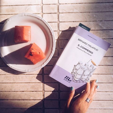Lettidinotte's tweet photo. Voglio la luna e così non riesco ad avere altro che una forma di formaggio.
#Malamud
#IlCommesso
#lettidinotte https://t.co/DnnTpxpd2T