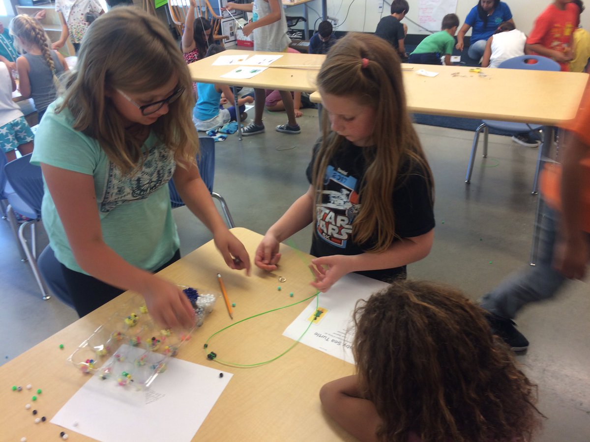 5thGradeRocs's tweet photo. Mixed grade levels helping each other make beaded animals on wonder Wednesday @HTeNorthCounty 🐍🐥💜 https://t.co/cE17gN1CIB
