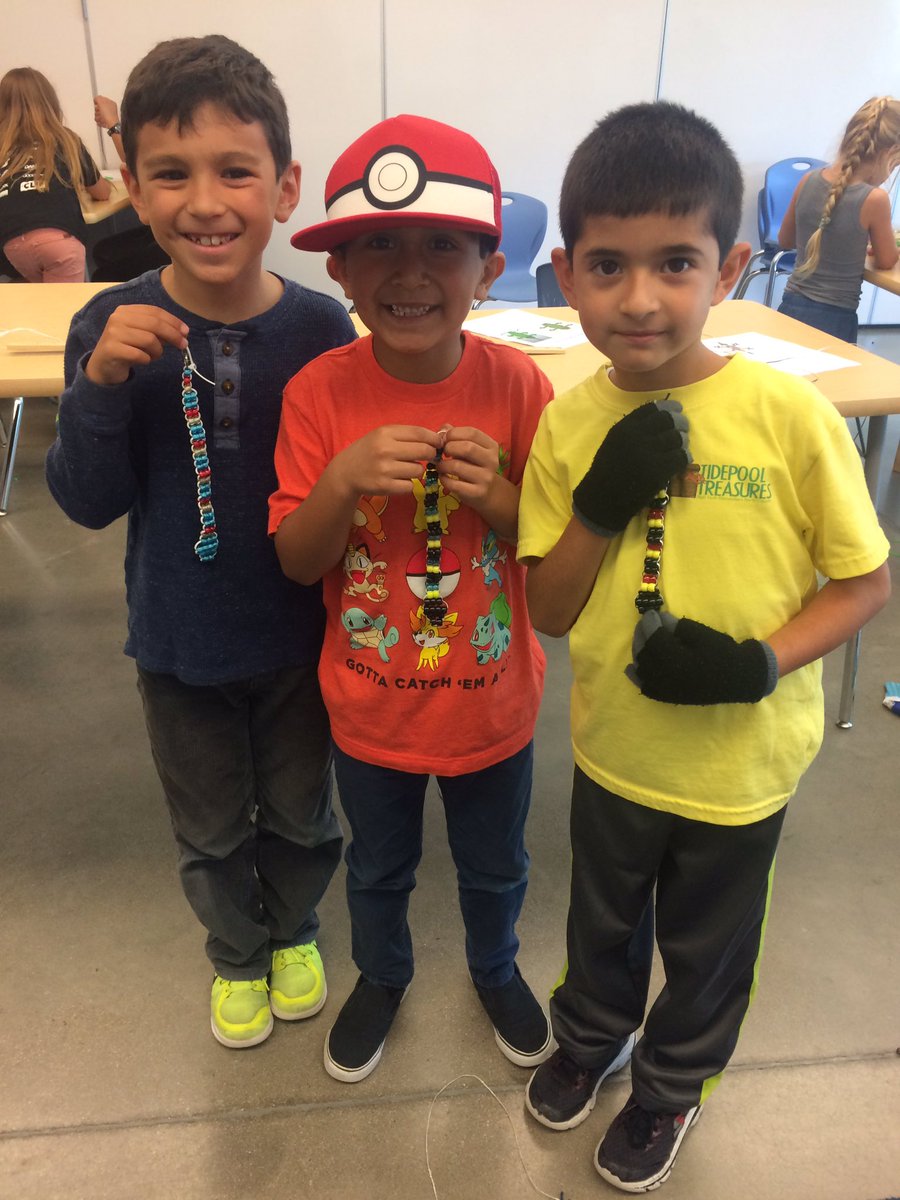 5thGradeRocs's tweet photo. Mixed grade levels helping each other make beaded animals on wonder Wednesday @HTeNorthCounty 🐍🐥💜 https://t.co/cE17gN1CIB