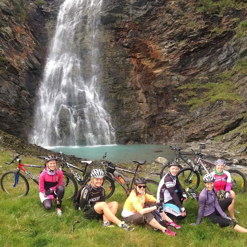 AdventureLab's tweet image. MBT Norgē 2014.gadā. Pēc 1h brauciena pa Norvēģijas kalnu takām sasniedzām šo skaisto ūdenskritumu  #ThrowbackThur… ift.tt/2sDqP3l