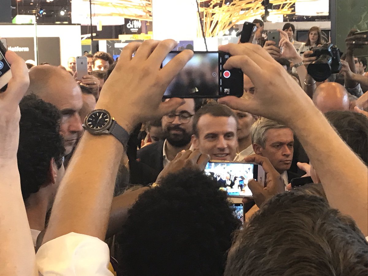 samuelboury's tweet photo. Quand notre président arrive à l'improviste sur notre stand à @vivatech cc @airliquidegroupe @ubleam #startup @frenchtech https://t.co/h04JMhHn72