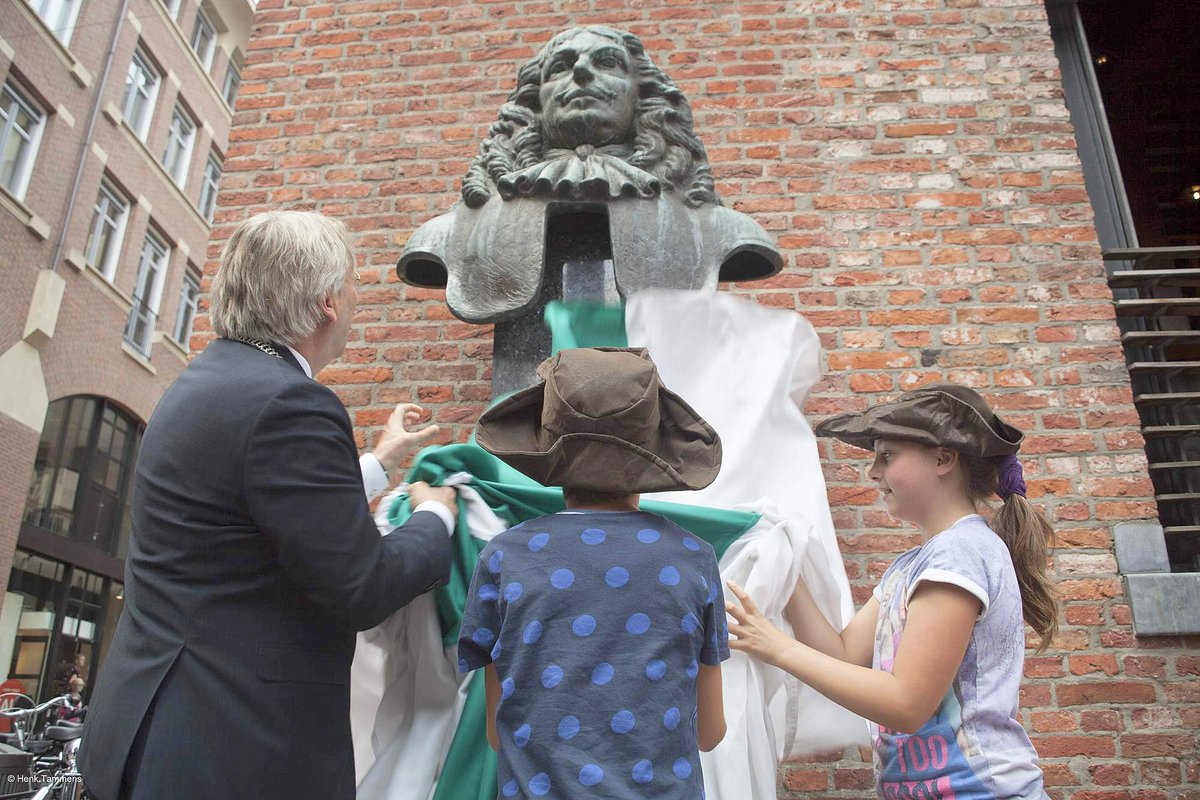 gem_groningen's tweet photo. Burgemeester onthult verplaatst borstbeeld von Rapenhaupt bij Goudkantoor. Blik weer op zuiden waar 'Bommen Berend' vandaan kwam in 1672. https://t.co/dKKIAFjta7