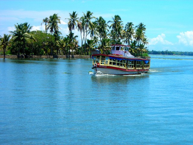 ManjishtaResort's tweet photo. Pathiramanal is a striking small island on the Vembanad Lake only reachable by means of a boat in Alleppey. https://t.co/djjjGuTseQ