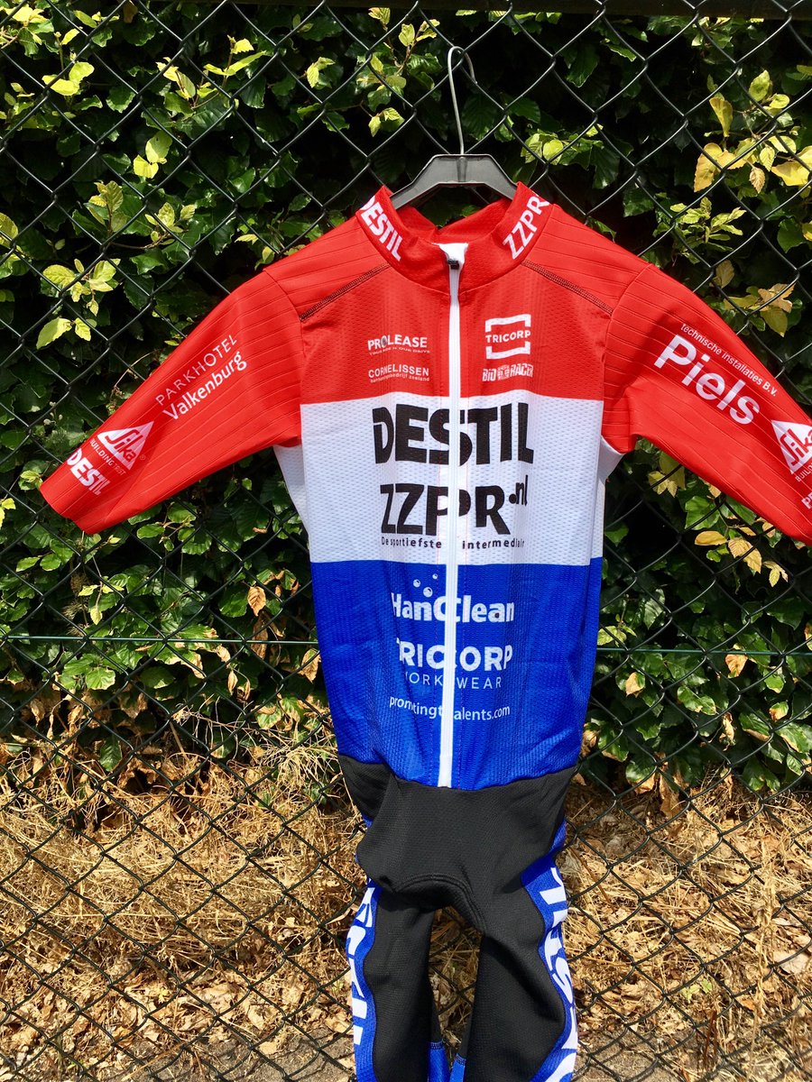FrankGroenendaa's tweet photo. Twan van den Brand Nederlands Kampioen streetracen. NK pak Bioracer al in huis. Thanks Mathieu! #bioracer #promotingtalents #Destil #ZZPR https://t.co/ReX8DKjdza