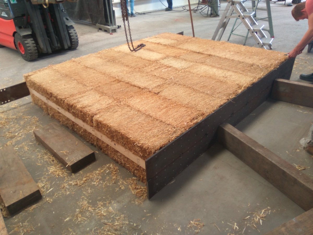 Studenten voeren momenteel tests uit bij Oosterhof Holman Groningen om te bewijzen dat onze elementen aardbevingsbestendig zijn. #strobouw