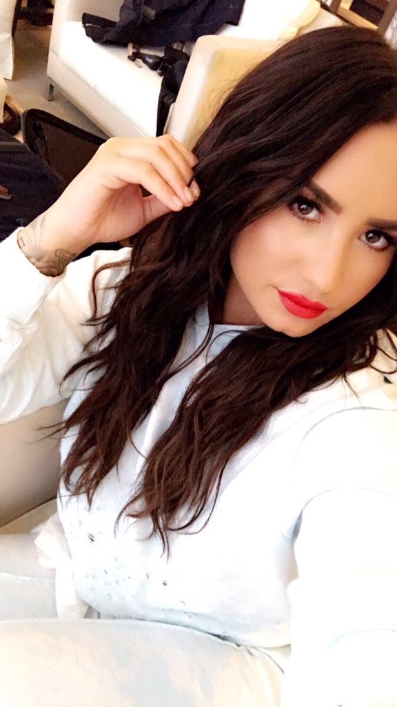 mutiraolovatic's tweet image. Demi via Snapchat (theddlovato)