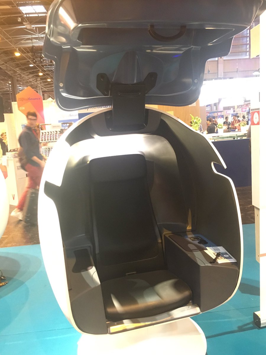 Le Président <a href="/EmmanuelMacron/">Emmanuel Macron</a> soutient l'#innovation et <a href="/LEET_DESIGN/">leet design</a> #ebulle le bureau du futur, nomade et connecté #Vivatech