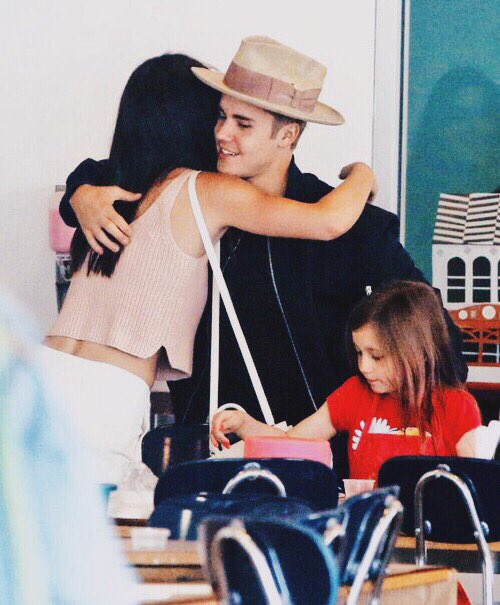 3Justinytu's tweet photo. "Se ha visto a ___ llegando a la casa de Justin para pasar un rato con ellos, que linda pareja forman💕"-E! News
_A_ https://t.co/xBAMMhd6wL