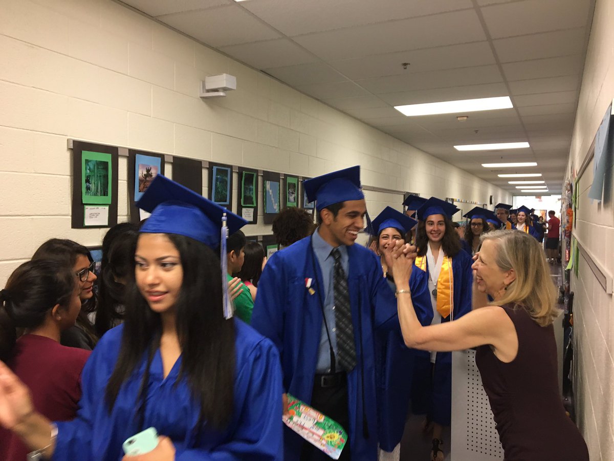 ffxhsprincipal's tweet photo. @2017Fairfax thanks @DanielsRunES students &amp; staff for your loud &amp; supportive cheers for their graduation today! @FairfaxHighRebs #fhsproud https://t.co/QR43Y4uKqQ