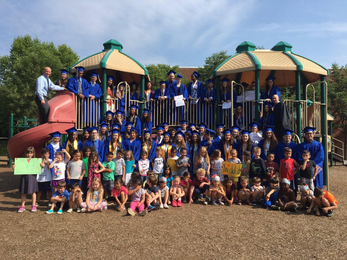 ffxhsprincipal's tweet photo. @2017Fairfax thanks @DanielsRunES students &amp; staff for your loud &amp; supportive cheers for their graduation today! @FairfaxHighRebs #fhsproud https://t.co/QR43Y4uKqQ