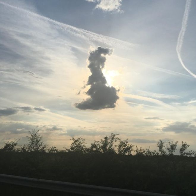 Huddersfield man spots spectacular GB-shaped cloud: bbc.in/2seYdLm