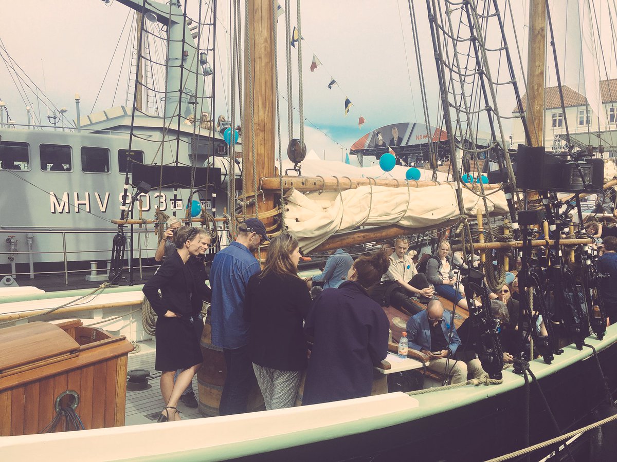 TelenorDanmark's tweet photo. Brug ik' dine børn som like-trofæer-digitalt råd til voksne på #fmdk17 fra @emma_holten @MetteWithH @QvortrupHenrik @wgrosboell https://t.co/PEvuD3RaHv